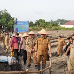 PERKUAT KETAHANAN PANGAN DAN TEKAN LAJU INFLASI, WALI KOTA TEBING TINGGI PIMPIN GERAKAN TANAM BAWANG MERAH DI KELURAHAN MEKAR SENTOSA