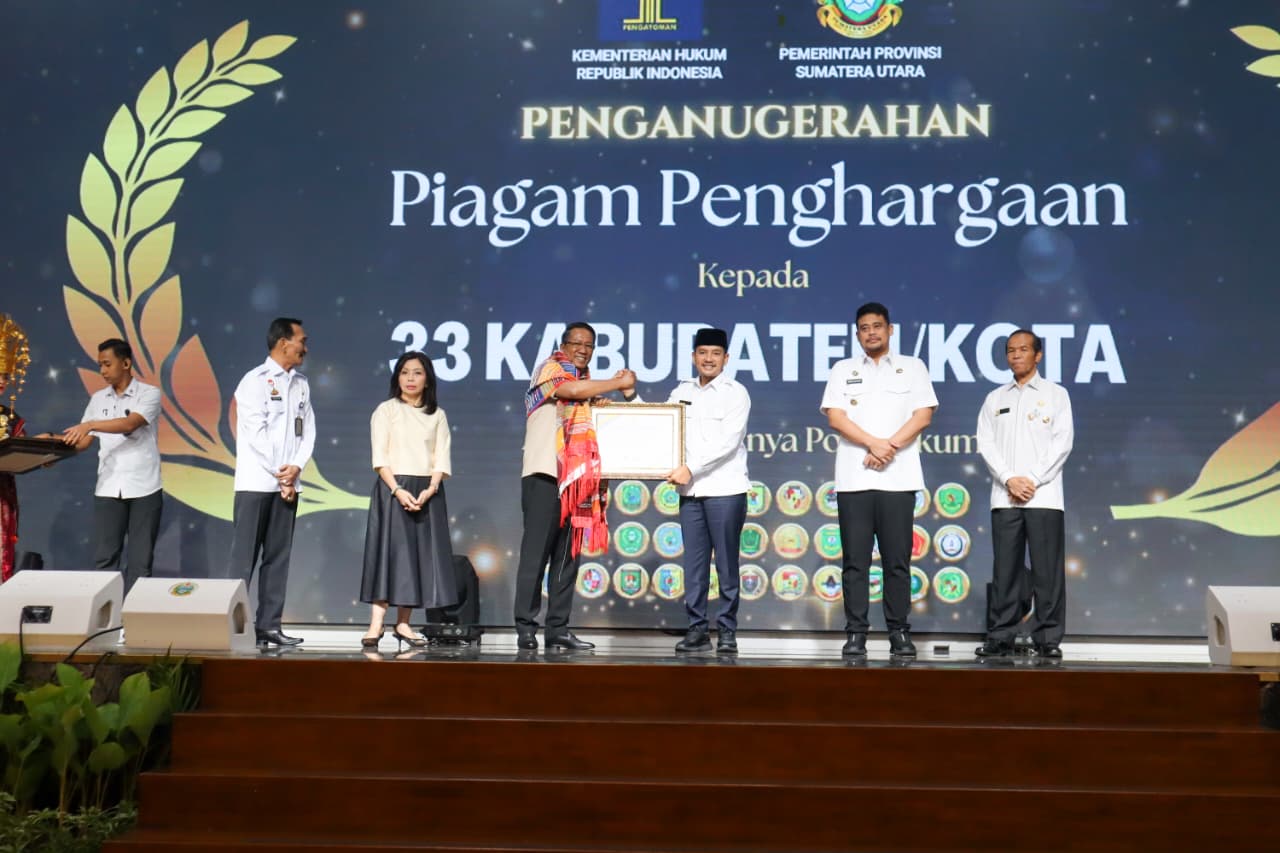 WUJUDKAN KEMUDAHAN AKSES PELAYANAN HUKUM BAGI MASYARAKAT, WALI KOTA TEBING TINGGI TERIMA PENGHARGAAN DARI KEMENTERIAN HUKUM RI