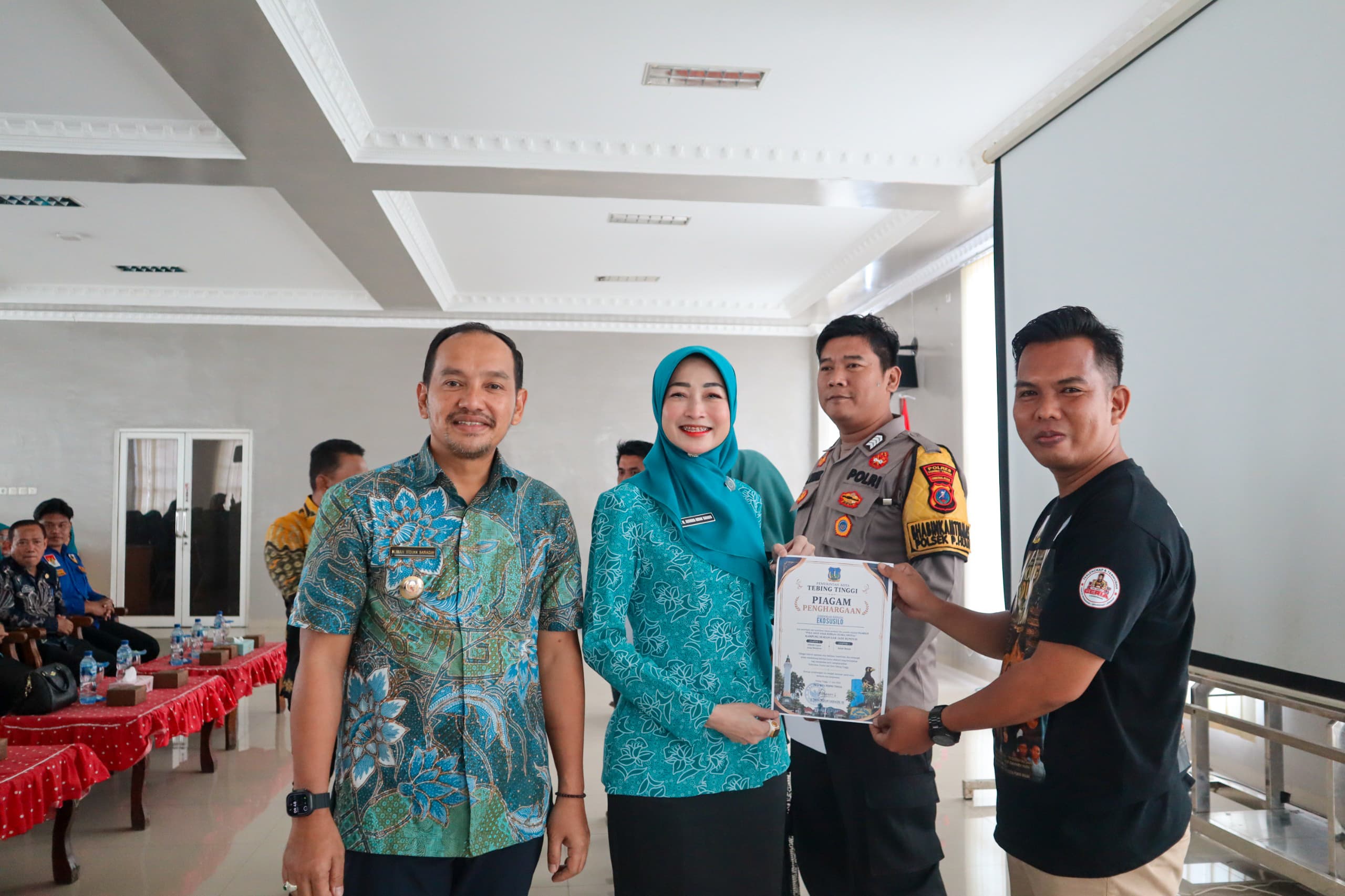 WUJUDKAN KEMUDAHAN AKSES PELAYANAN HUKUM BAGI MASYARAKAT, WALI KOTA TEBING TINGGI TERIMA PENGHARGAAN DARI KEMENTERIAN HUKUM RI
